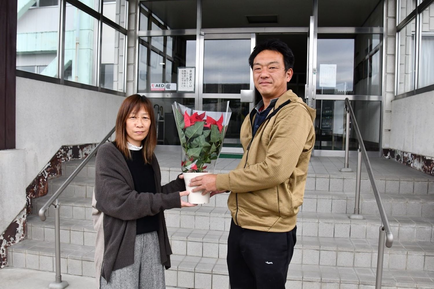 愛西市花き植木組合　市内中学校にポインセチアをプレゼント